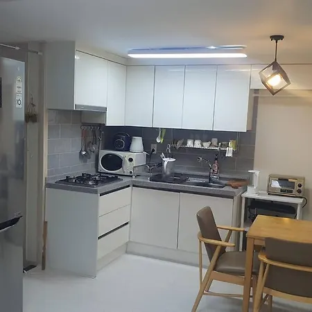 Convenient Location 3-Person Room With Living Room And 2 Bedrooms, 600 Meters From Bogukmun Station, 5 Stops To Snu Bundang Hospital, Close To Korea University